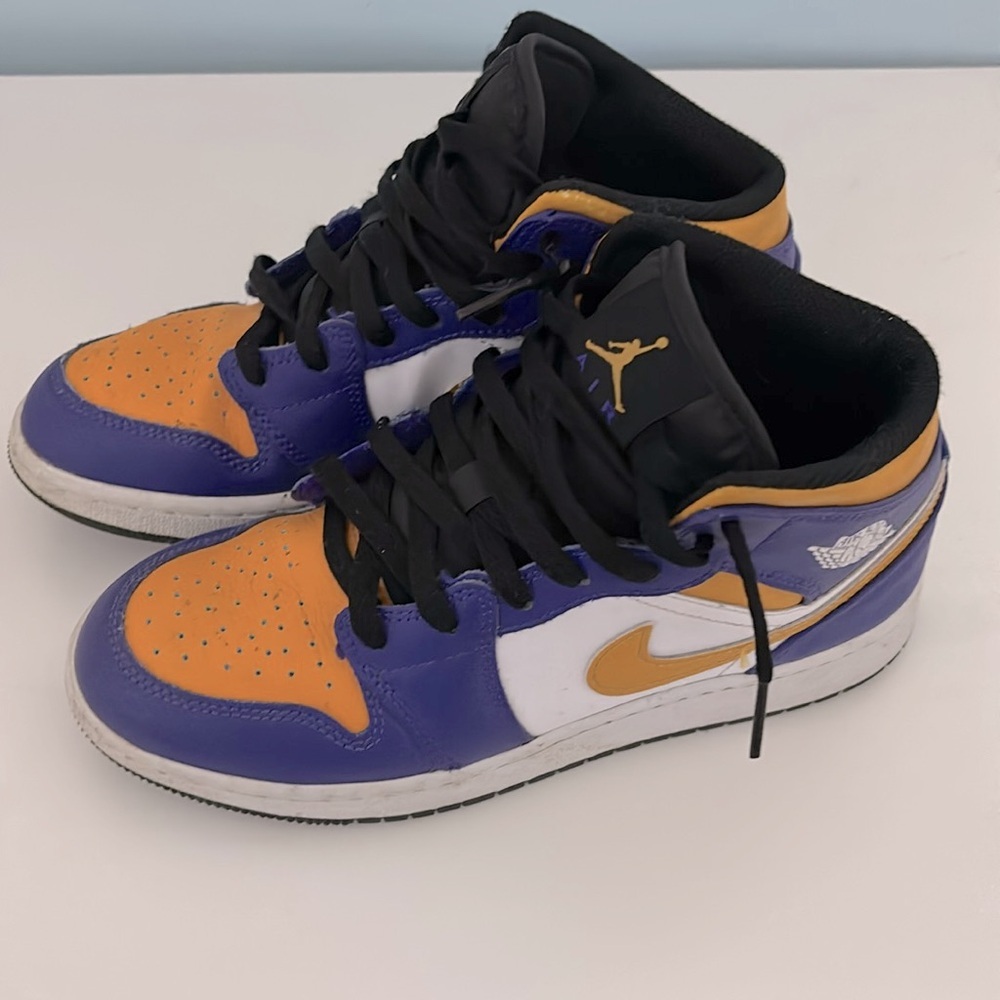 Air Jordan 1 
Youth sneakers